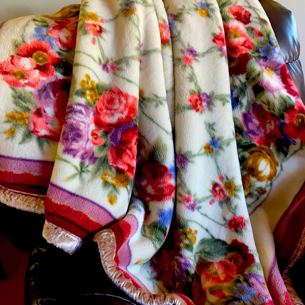 AULOS Bridgestone Heavy rose color beautiful blanket. 30 percent off